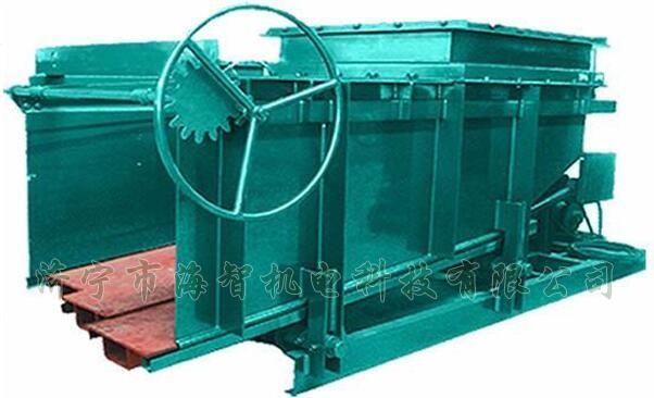 導料槽設(shè)有多個活動式底板，底板在回程過程中可以承受物料所帶來的摩擦力